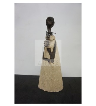 MUJER AFRICANA CON COLGANTE BISUTERIA CHARRA